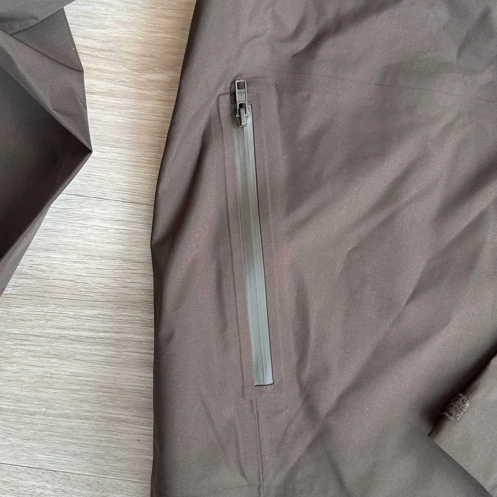 ALO Yoga Alpha Shell Jacket - Picture 11 of 12